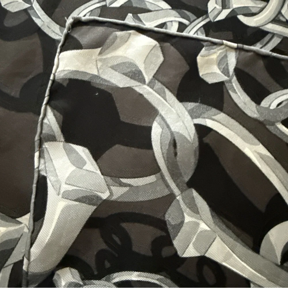 Gucci Dark Gray and Silver Chain Pattern Scarf - Picture 11 of 14